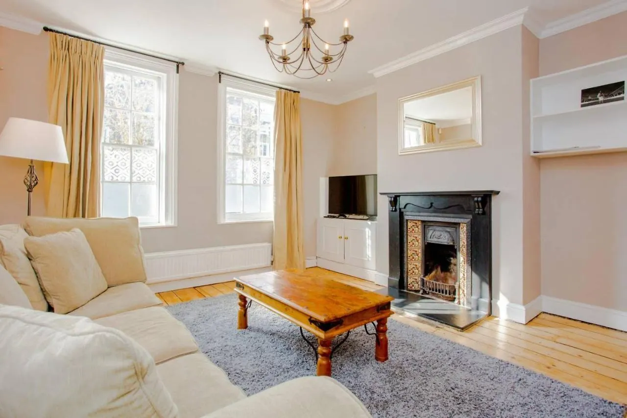 Large Luxury Townhouse In The Centre Of Greenwich location