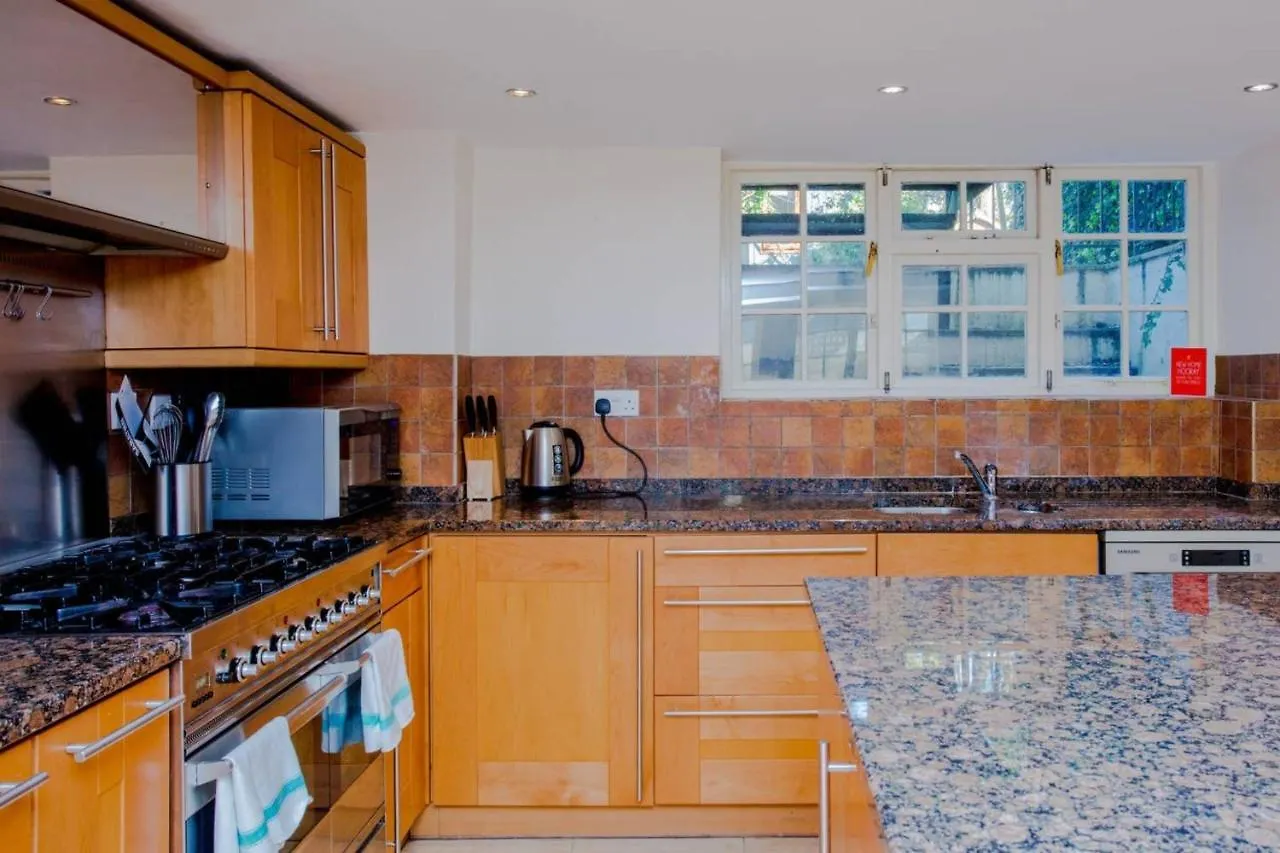 Large Luxury Townhouse In The Centre Of Greenwich