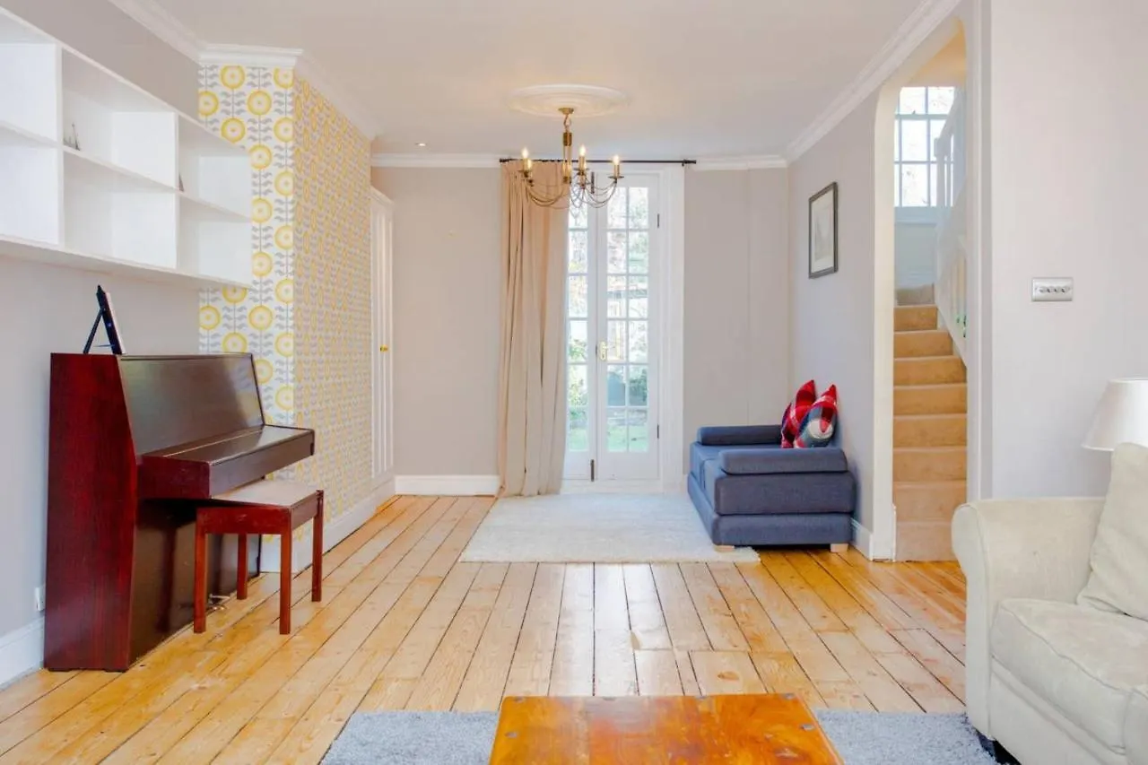 Large Luxury Townhouse In The Centre Of Greenwich