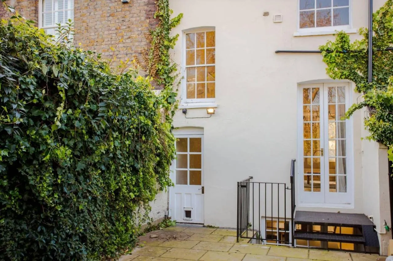 Large Luxury Townhouse In The Centre Of Greenwich