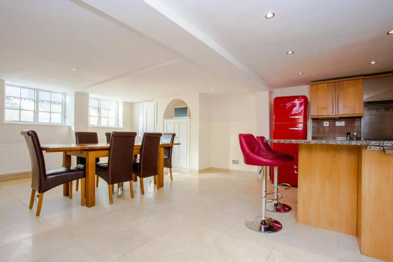 Large Luxury Townhouse In The Centre Of Greenwich Apartment
